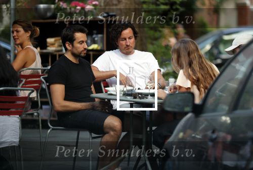 Amsterdam 24 juli 2018
Dotan Harpenau met (een) vriend op terras in Amsterdam.