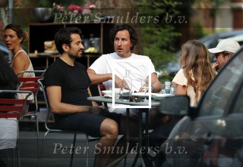 Amsterdam 24 juli 2018
Dotan Harpenau met (een) vriend op terras in Amsterdam.