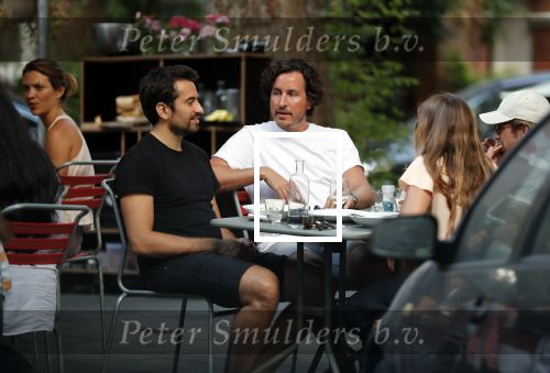 Amsterdam 24 juli 2018
Dotan Harpenau met (een) vriend op terras in Amsterdam.