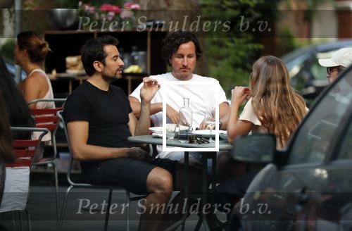 Amsterdam 24 juli 2018
Dotan Harpenau met (een) vriend op terras in Amsterdam.