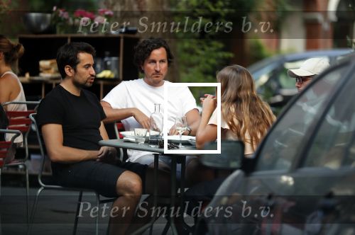 Amsterdam 24 juli 2018
Dotan Harpenau met (een) vriend op terras in Amsterdam.