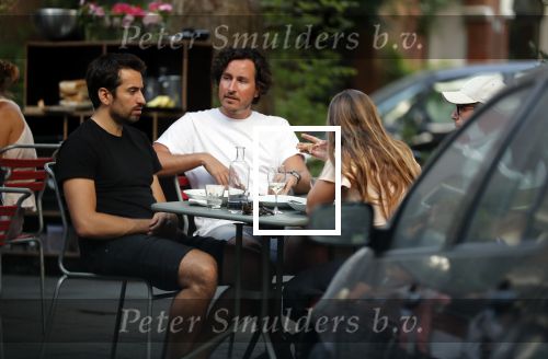 Amsterdam 24 juli 2018
Dotan Harpenau met (een) vriend op terras in Amsterdam.