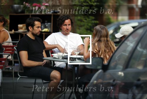 Amsterdam 24 juli 2018
Dotan Harpenau met (een) vriend op terras in Amsterdam.