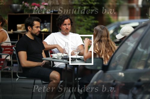Amsterdam 24 juli 2018
Dotan Harpenau met (een) vriend op terras in Amsterdam.