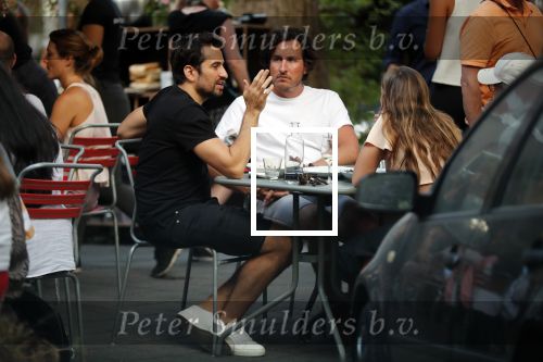 Amsterdam 24 juli 2018
Dotan Harpenau met (een) vriend op terras in Amsterdam.