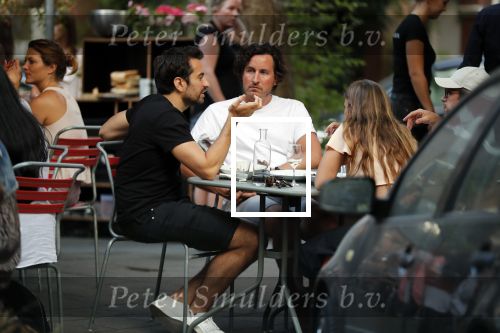 Amsterdam 24 juli 2018
Dotan Harpenau met (een) vriend op terras in Amsterdam.