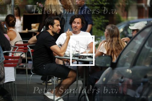 Amsterdam 24 juli 2018
Dotan Harpenau met (een) vriend op terras in Amsterdam.