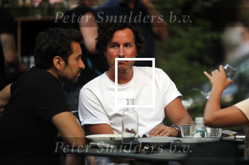 Amsterdam 24 juli 2018
Dotan Harpenau met (een) vriend op terras in Amsterdam.