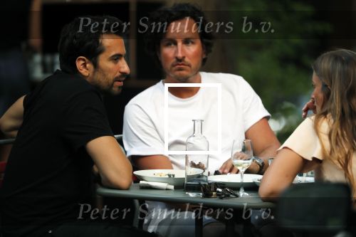 Amsterdam 24 juli 2018
Dotan Harpenau met (een) vriend op terras in Amsterdam.