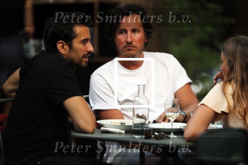 Amsterdam 24 juli 2018
Dotan Harpenau met (een) vriend op terras in Amsterdam.