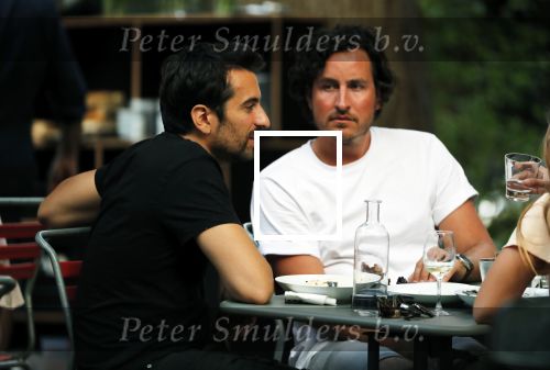 Amsterdam 24 juli 2018
Dotan Harpenau met (een) vriend op terras in Amsterdam.