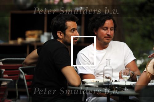 Amsterdam 24 juli 2018
Dotan Harpenau met (een) vriend op terras in Amsterdam.