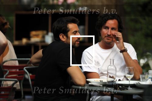 Amsterdam 24 juli 2018
Dotan Harpenau met (een) vriend op terras in Amsterdam.