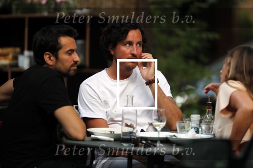 Amsterdam 24 juli 2018
Dotan Harpenau met (een) vriend op terras in Amsterdam.