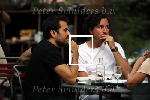 Amsterdam 24 juli 2018
Dotan Harpenau met (een) vriend op terras in Amsterdam.