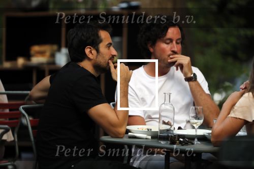 Amsterdam 24 juli 2018
Dotan Harpenau met (een) vriend op terras in Amsterdam.