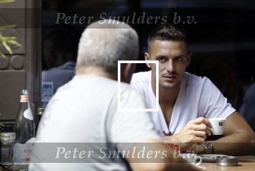 Amsterdam 24 juli 2018
Dusan tadic ( speler ajax) op terras bij v Dam.