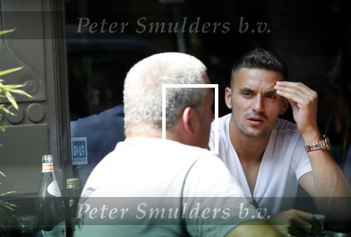 Amsterdam 24 juli 2018
Dusan tadic ( speler ajax) op terras bij v Dam.