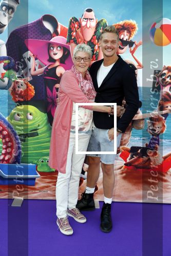 Amsterdam 15 juli 2018
De feestelijke Nederlandse premiÃ¨re van 
HOTEL TRANSSYLVANIÃ‹ 3 in PathÃ© Arena te Amsterdam. De Nederlandse stemacteurs Charly Luske, Fernando Halman, Ferry Doedens, Ilse Warringa, Tony Neef zijn aanwezig . Ferry kwam met zijn moeder