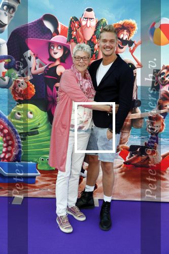 Amsterdam 15 juli 2018
De feestelijke Nederlandse premiÃ¨re van 
HOTEL TRANSSYLVANIÃ‹ 3 in PathÃ© Arena te Amsterdam. De Nederlandse stemacteurs Charly Luske, Fernando Halman, Ferry Doedens, Ilse Warringa, Tony Neef zijn aanwezig . Ferry kwam met zijn moeder
