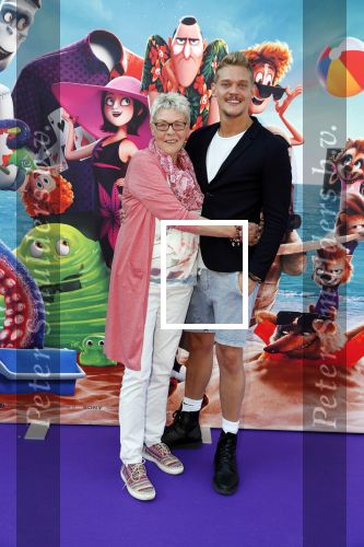 Amsterdam 15 juli 2018
De feestelijke Nederlandse premiÃ¨re van 
HOTEL TRANSSYLVANIÃ‹ 3 in PathÃ© Arena te Amsterdam. De Nederlandse stemacteurs Charly Luske, Fernando Halman, Ferry Doedens, Ilse Warringa, Tony Neef zijn aanwezig . Ferry kwam met zijn moeder