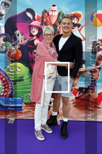 Amsterdam 15 juli 2018
De feestelijke Nederlandse premiÃ¨re van 
HOTEL TRANSSYLVANIÃ‹ 3 in PathÃ© Arena te Amsterdam. De Nederlandse stemacteurs Charly Luske, Fernando Halman, Ferry Doedens, Ilse Warringa, Tony Neef zijn aanwezig . Ferry kwam met zijn moeder