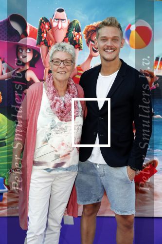 Amsterdam 15 juli 2018
De feestelijke Nederlandse premiÃ¨re van 
HOTEL TRANSSYLVANIÃ‹ 3 in PathÃ© Arena te Amsterdam. De Nederlandse stemacteurs Charly Luske, Fernando Halman, Ferry Doedens, Ilse Warringa, Tony Neef zijn aanwezig . Ferry kwam met zijn moeder