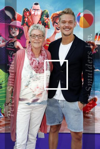 Amsterdam 15 juli 2018
De feestelijke Nederlandse premiÃ¨re van 
HOTEL TRANSSYLVANIÃ‹ 3 in PathÃ© Arena te Amsterdam. De Nederlandse stemacteurs Charly Luske, Fernando Halman, Ferry Doedens, Ilse Warringa, Tony Neef zijn aanwezig . Ferry kwam met zijn moeder