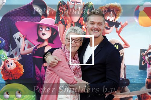 Amsterdam 15 juli 2018
De feestelijke Nederlandse premiÃ¨re van 
HOTEL TRANSSYLVANIÃ‹ 3 in PathÃ© Arena te Amsterdam. De Nederlandse stemacteurs Charly Luske, Fernando Halman, Ferry Doedens, Ilse Warringa, Tony Neef zijn aanwezig . Ferry kwam met zijn moeder