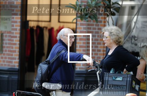 Amsterdam 4 juli 2018
Odette Taminiau en Frans Weisz aan het kletsen op de cornelis schuytstraat.