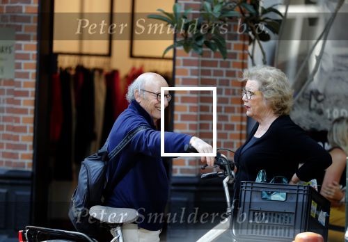 Amsterdam 4 juli 2018
Odette Taminiau en Frans Weisz aan het kletsen op de cornelis schuytstraat.