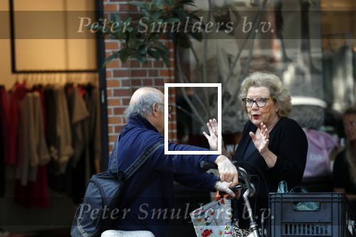 Amsterdam 4 juli 2018
Odette Taminiau en Frans Weisz aan het kletsen op de cornelis schuytstraat.