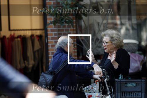 Amsterdam 4 juli 2018
Odette Taminiau en Frans Weisz aan het kletsen op de cornelis schuytstraat.