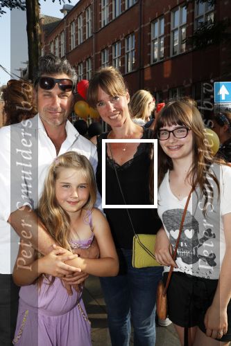 Amsterdam 13 juli 2018
Opening cafe Mimi van actrice Linde van den Heuvel en â€¦. Frederik Brom Nienke Romer en hun kinderen
