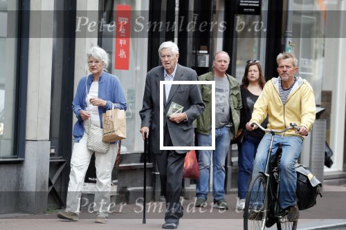 Amsterdam 19 juni 2018
Frits Bolkestein met zijn vrouw Femke Boersma op terras en op de utrechtsestraat.