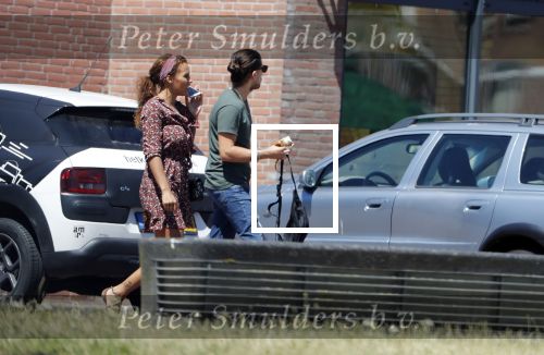 Almere 3 juli 2018
Glennis Grace met haar nieuwe vriend Levy Simon op terras.