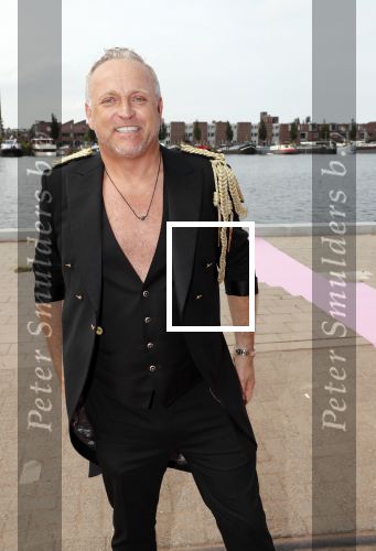 Amsterdam 6 juli 2018
Gordon viert zijn 50e verjaardag bij de Harbour Club en gaat daarna varen met de roze MS de Jordaan.