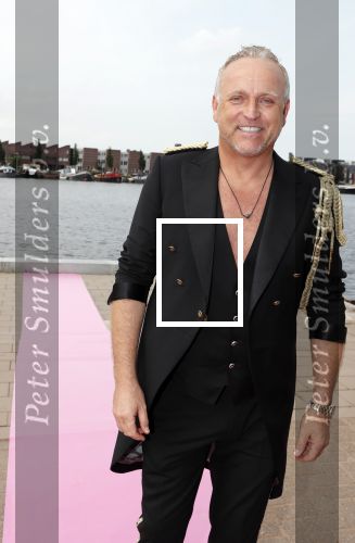 Amsterdam 6 juli 2018
Gordon viert zijn 50e verjaardag bij de Harbour Club en gaat daarna varen met de roze MS de Jordaan.