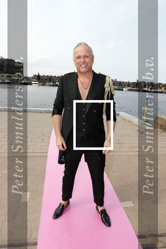 Amsterdam 6 juli 2018
Gordon viert zijn 50e verjaardag bij de Harbour Club en gaat daarna varen met de roze MS de Jordaan.