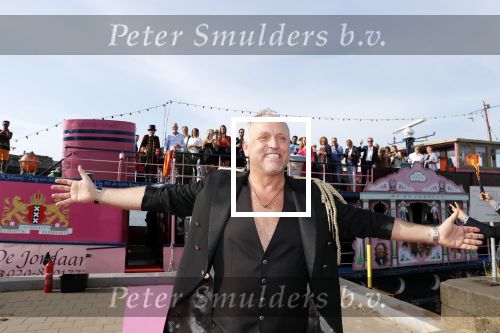 Amsterdam 6 juli 2018
Gordon viert zijn 50e verjaardag bij de Harbour Club en gaat daarna varen met de roze MS de Jordaan.