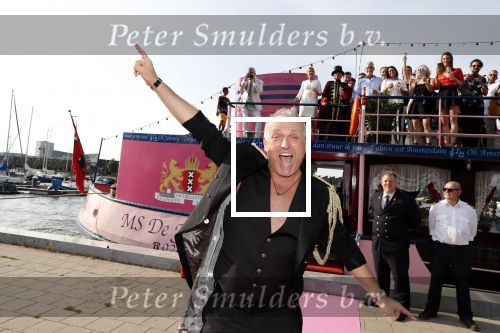 Amsterdam 6 juli 2018
Gordon viert zijn 50e verjaardag bij de Harbour Club en gaat daarna varen met de roze MS de Jordaan.