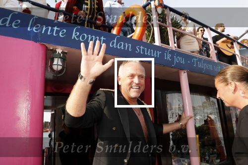 Amsterdam 6 juli 2018
Gordon viert zijn 50e verjaardag bij de Harbour Club en gaat daarna varen met de roze MS de Jordaan.