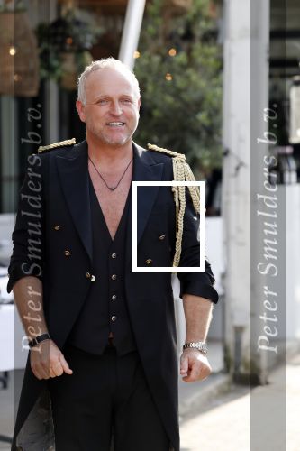 Amsterdam 6 juli 2018
Gordon viert zijn 50e verjaardag bij de Harbour Club en gaat daarna varen met de roze MS de Jordaan.