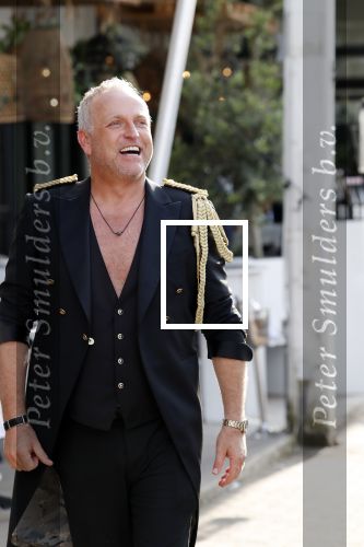 Amsterdam 6 juli 2018
Gordon viert zijn 50e verjaardag bij de Harbour Club en gaat daarna varen met de roze MS de Jordaan.