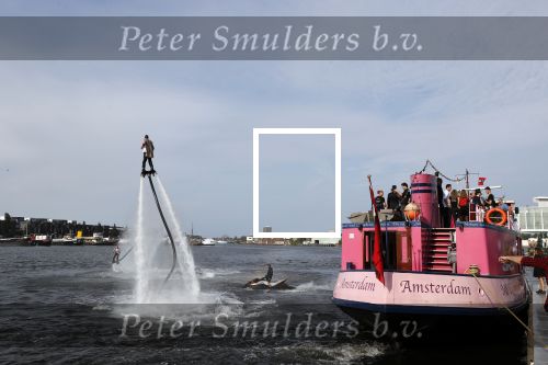 Amsterdam 6 juli 2018
Gordon viert zijn 50e verjaardag bij de Harbour Club en gaat daarna varen met de roze MS de Jordaan.