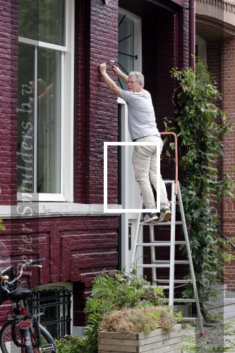 Amsterdam 12 juli 2018
Hajo Bruins aan het klussen bij zijn huis.