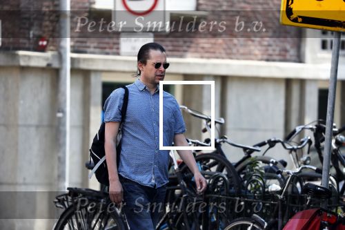 Amsterdam 4 juli 2018
Hans Teeuwen fluitend op straat.