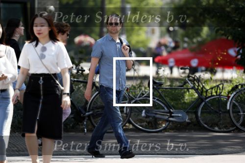Amsterdam 4 juli 2018
Hans Teeuwen fluitend op straat.