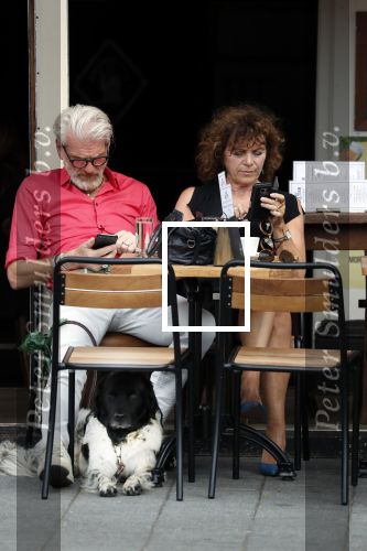 Amsterdam 11 juli 2018
Henriette Tol met haar man en hond op terras.