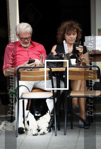 Amsterdam 11 juli 2018
Henriette Tol met haar man en hond op terras.